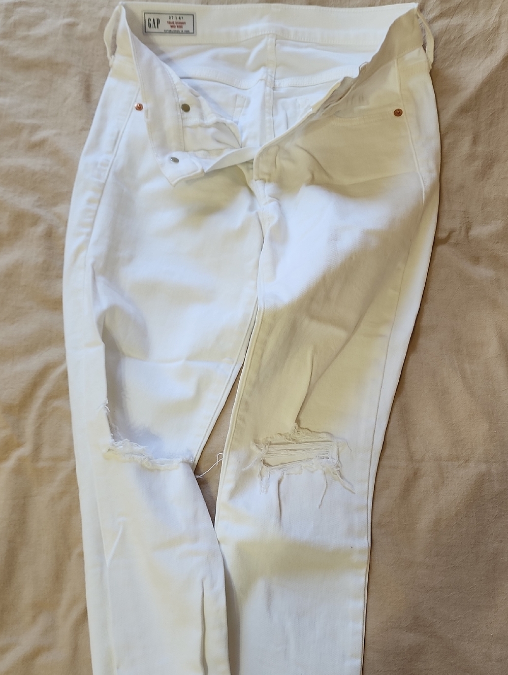 GAP White Women's Skinny Jeans with Knee Rips